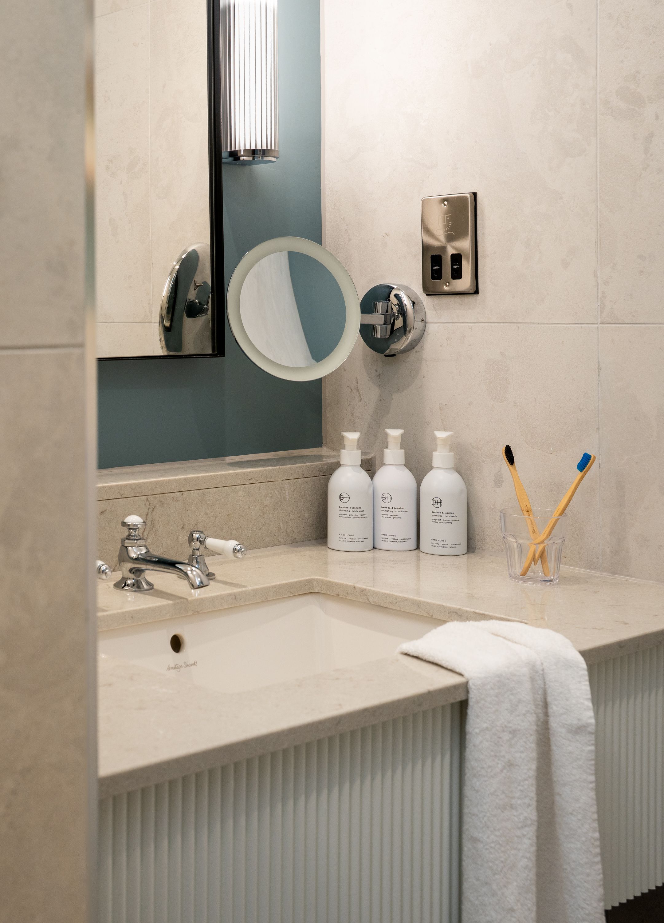 North Lakes suite bathroom